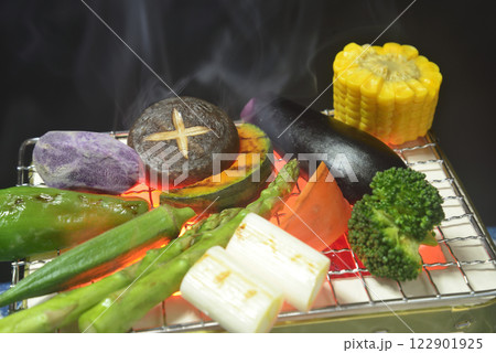 煙り立ち昇る七輪で野菜を焼 122901925
