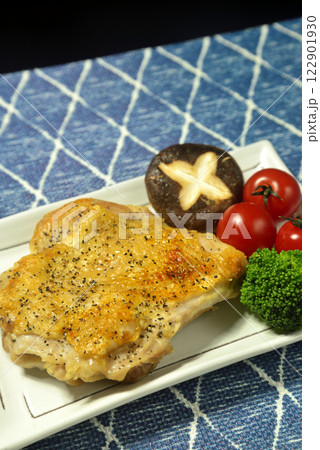 皿に盛った鶏もも肉のステーキ 122901930