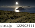 八丈島の絶景　海と夕日 122902411