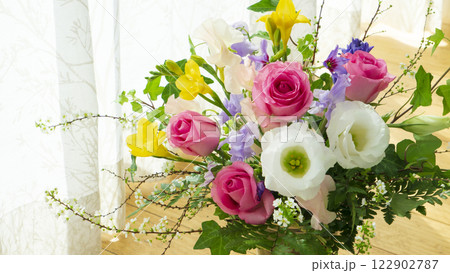 美しいバラとトルコキキョウの花束 122902787