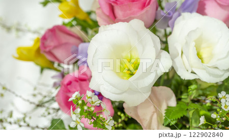 白いトルコキキョウの花の花束 122902840