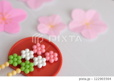 折り紙で作った桃の花とアクアビーズで作った三色団子 122903564