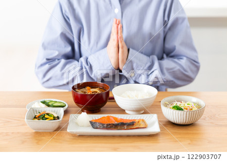和食の朝食を食べるミドル女性の手元 122903707