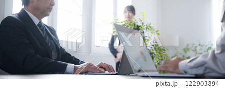 明るい逆光の室内の会社で仕事をする風景 上司部下バナー 顔無し 明るい逆光の室内の会社で仕事をする風景 上司部下バナー 顔無し 122903894