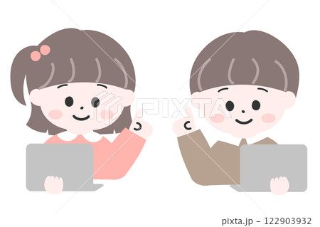 ノートパソコンで授業をする小学生のイラスト　PC 子供　学習 122903932