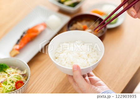 和食の朝食を食べるミドル女性の手元 122903935