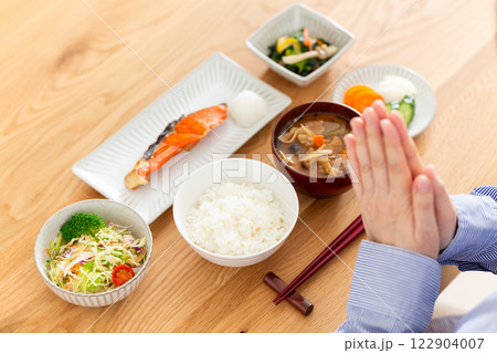 和食の朝食を食べるミドル女性の手元 和食の朝食を食べるミドル女性の手元 122904007