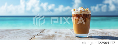 ビーチのテーブルに置かれたアイスコーヒー AI画像 ビーチのテーブルに置かれたアイスコーヒー AI画像 122904117