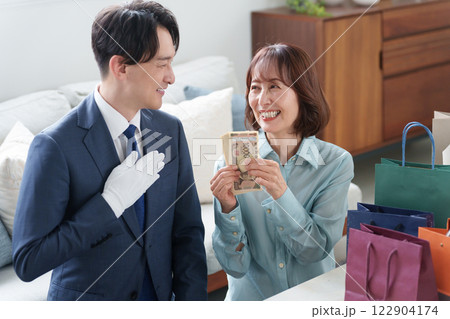 査定する中古出張買取業者と客 122904174
