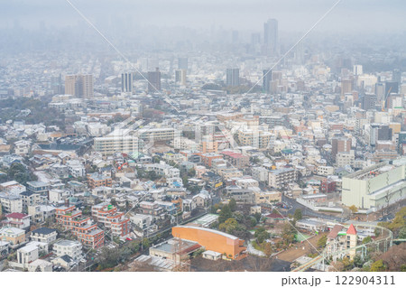 雪の名古屋市街地、東山スカイタワーからの眺め〈愛知県名古屋市〉 雪の名古屋市街地、東山スカイタワーからの眺め〈愛知県名古屋市〉 122904311