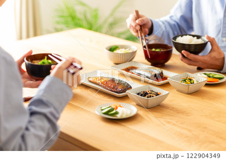 和食の朝食を食べるミドル夫婦 和食の朝食を食べるミドル夫婦 122904349