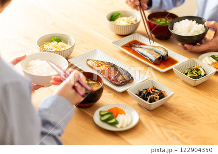 和食の朝食を食べるミドル夫婦 122904350