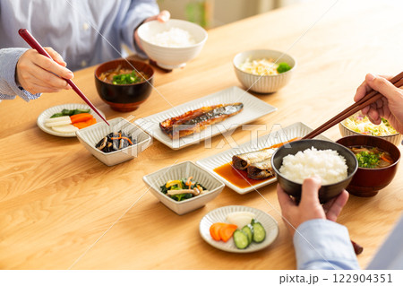 和食の朝食を食べるミドル夫婦 122904351