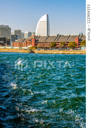 日本の横浜都市景観 強風の土煙で茶色く染まる横浜の空や大きく波打つ山下公園前の海などを望む＝13日 122904353