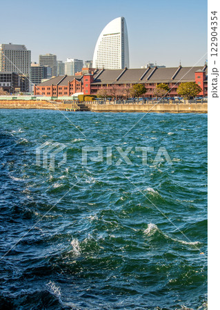 日本の横浜都市景観 強風の土煙で茶色く染まる横浜の空や大きく波打つ山下公園前の海などを望む=13日 日本の横浜都市景観 強風の土煙で茶色く染まる横浜の空や大きく波打つ山下公園前の海などを望む=13日 122904354