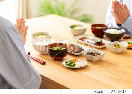 和食の朝食を食べるミドル夫婦 122904379