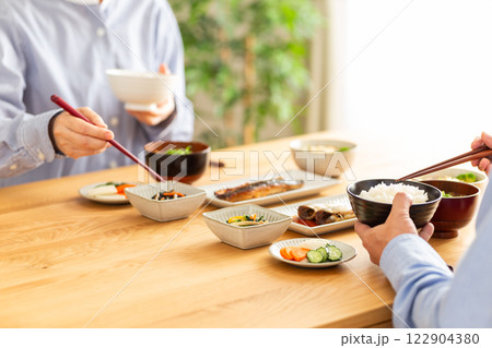 和食の朝食を食べるミドル夫婦 122904380