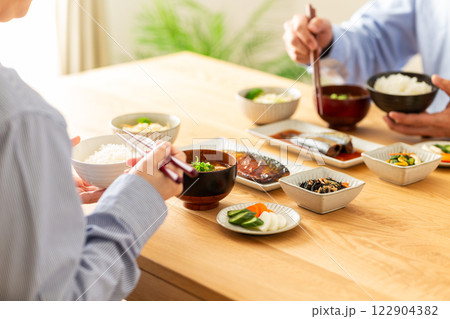 和食の朝食を食べるミドル夫婦 122904382