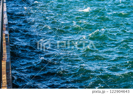 日本の横浜都市景観 強風で(土煙に覆われた横浜の空や)大きく波打つ山下公園前の海などを望む=13日 日本の横浜都市景観 強風で(土煙に覆われた横浜の空や)大きく波打つ山下公園前の海などを望む=13日 122904643