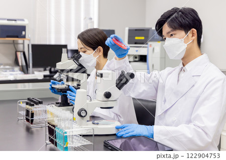 研究室　開発　実験室　臨床検査　バイオテクノロジー　新薬 122904753