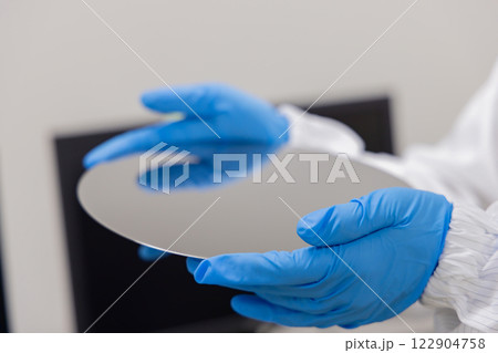 シリコンウェハーを検査するエンジニア　 122904758