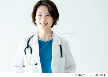 白衣を着た女性 白衣を着た女性 122904811