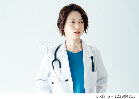 白衣を着た女性 122904813