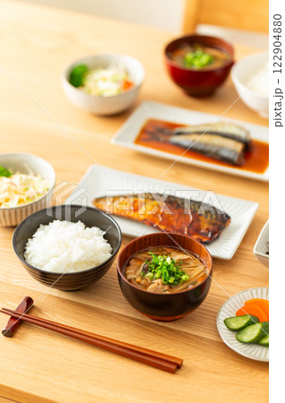 和食の朝食が置かれたダイニングテーブル 122904880