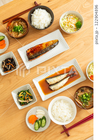 和食の朝食が置かれたダイニングテーブル 122904896