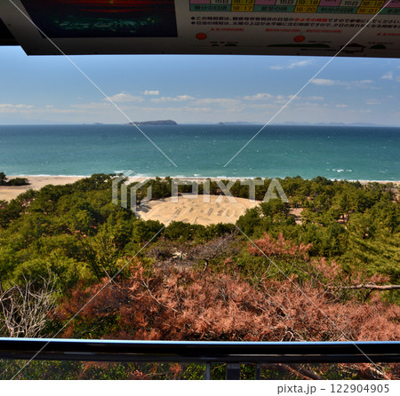 銭形砂絵4（香川県観音寺市　琴弾公園山頂展望台より　伊吹島を遠望） 122904905