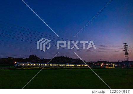 夕暮れを走る4連のE217系 夕暮れを走る4連のE217系 122904917