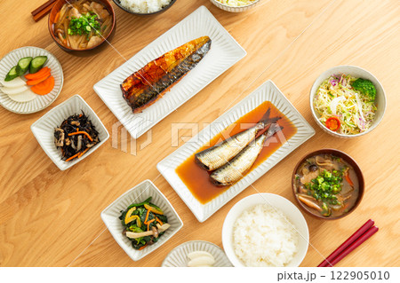 和食の朝食が置かれたダイニングテーブル 122905010