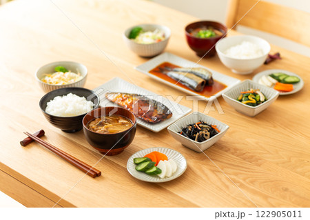 和食の朝食が置かれたダイニングテーブル 和食の朝食が置かれたダイニングテーブル 122905011