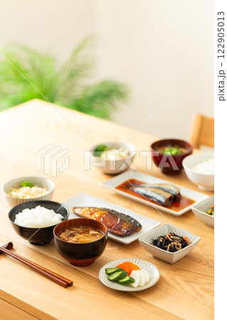 和食の朝食が置かれたダイニングテーブル 122905013