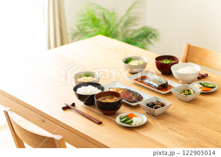 和食の朝食が置かれたダイニングテーブル 和食の朝食が置かれたダイニングテーブル 122905014