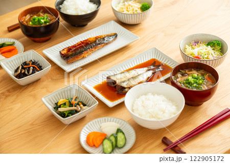 和食の朝食が置かれたダイニングテーブル 122905172