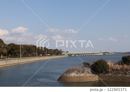 豊橋市と田原市を結ぶ三河港大橋 122905371