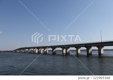 豊橋市と田原市を結ぶ三河港大橋 122905380