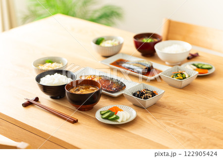和食の朝食が置かれたダイニングテーブル 122905424
