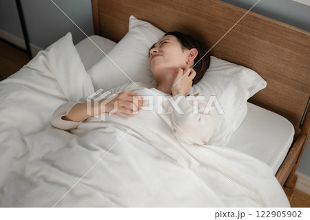 寝つきが悪い女性 寝つきが悪い女性 122905902