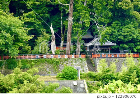 保津川下りで有名な大堰川のほとりに請田神社が見える風景　京都府亀岡市 122906070