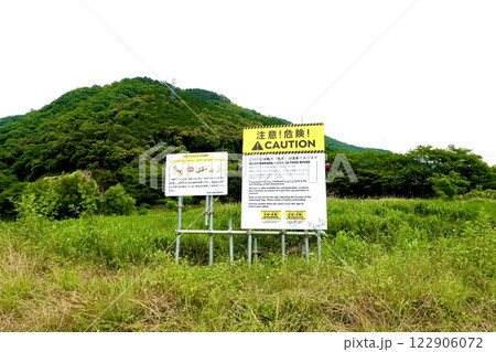保津川下りで有名な大堰川の土手に注意書きの看板が見える風景 京都府亀岡市 保津川下りで有名な大堰川の土手に注意書きの看板が見える風景 京都府亀岡市 122906072