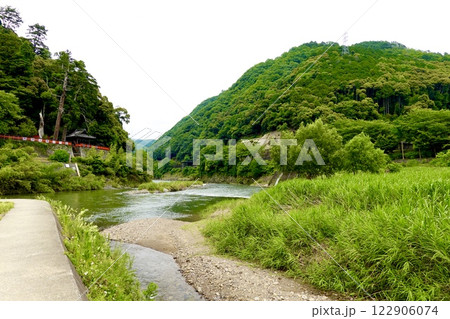 保津川下りで有名な大堰川のほとりに請田神社が見える風景 京都府亀岡市 保津川下りで有名な大堰川のほとりに請田神社が見える風景 京都府亀岡市 122906074