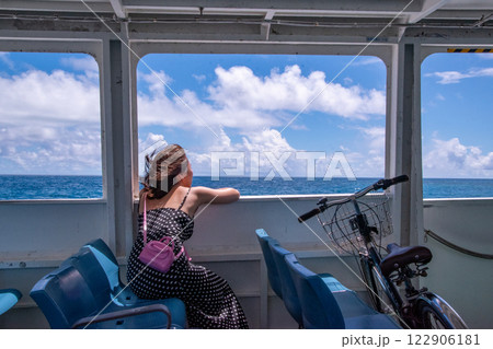 フェリーから海を眺める女性 フェリーから海を眺める女性 122906181
