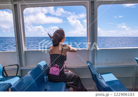 フェリーから海を眺める女性 フェリーから海を眺める女性 122906183