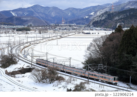 雪景色の東海道線を走る311系電車 雪景色の東海道線を走る311系電車 122906214