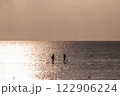 サンセットの海でサップを楽しむカップル 122906224