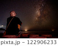 海辺で星空を眺める男性 122906233