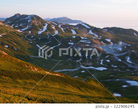 別山乗越から望む夏の立山の夕景 122906245