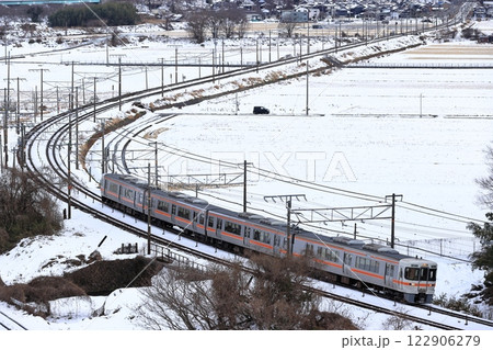 雪景色の東海道線を走る313系電車 雪景色の東海道線を走る313系電車 122906279